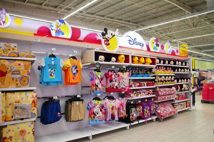 Prateleiras de produtos Disney licenciados em uma loja física