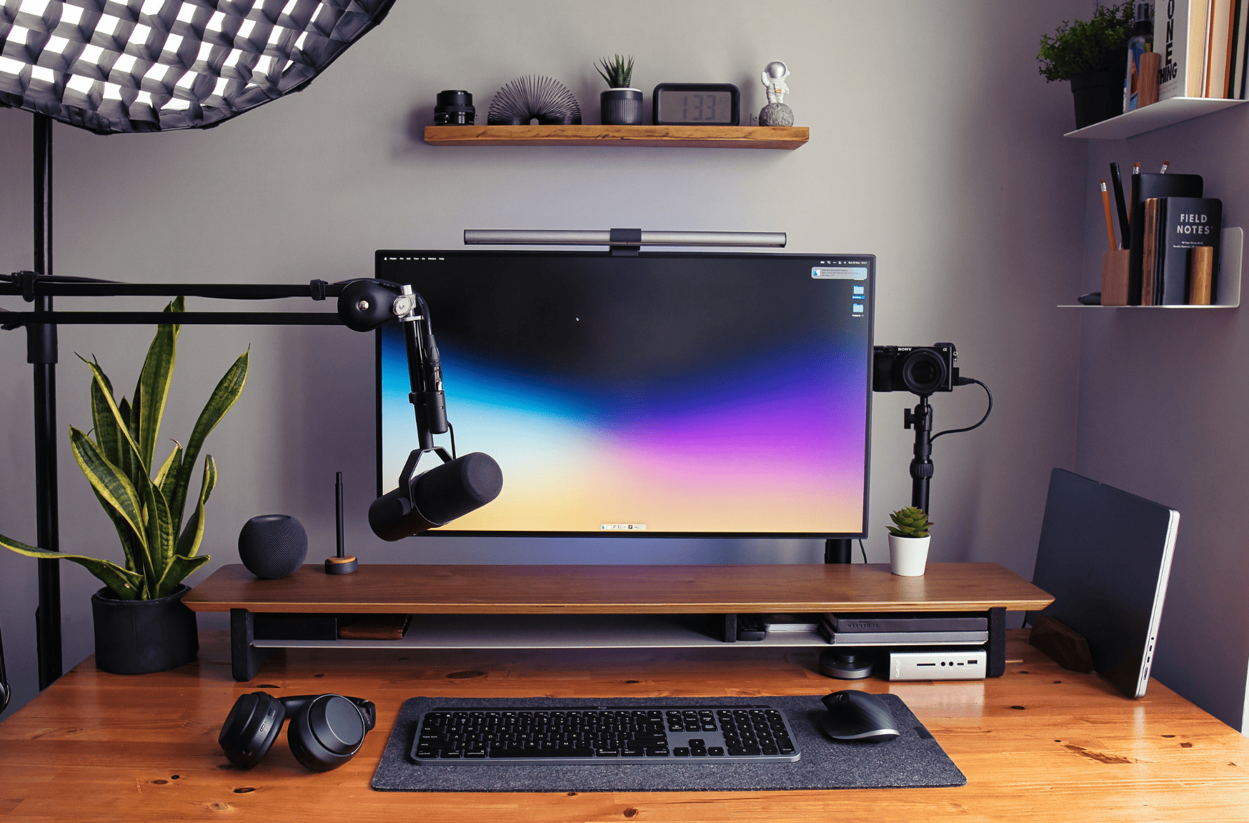 Productos electrónicos como una computadora, asistente virtual y audífonos que son furor en Mercado Libre