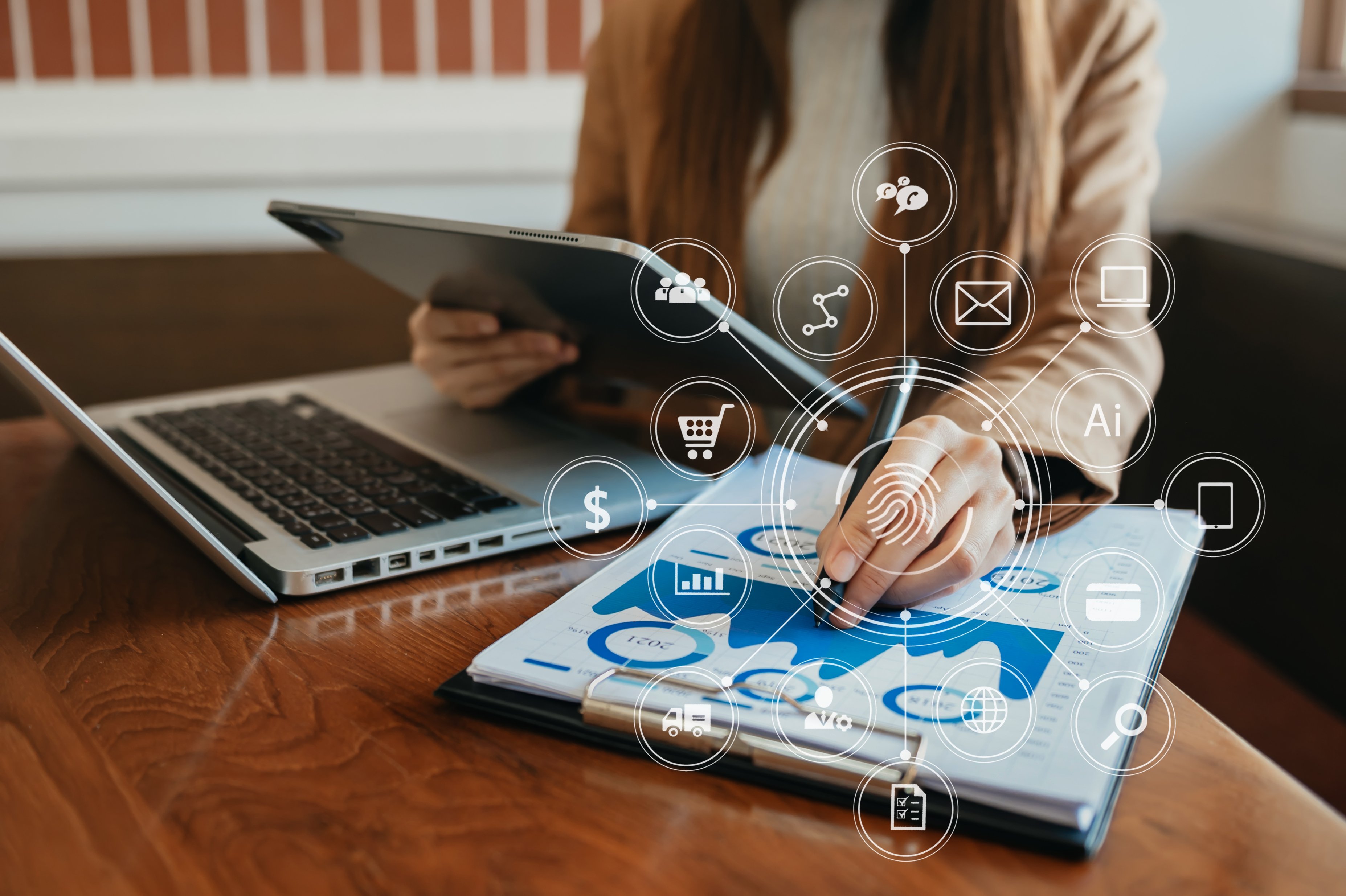 Profissional analisando indicadores de mercado em um tablet, com gráficos e ícones digitais que representam inteligência de mercado, análise de dados e crescimento do e-commerce.