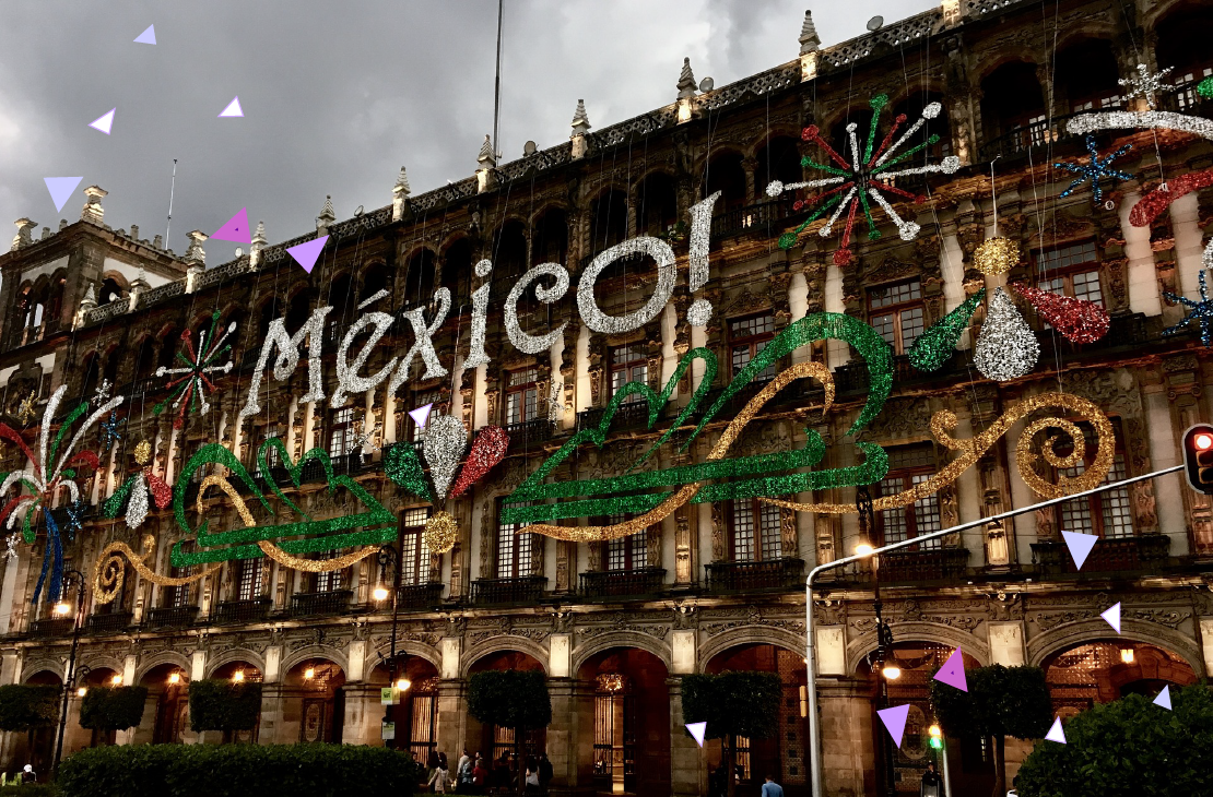 Edificio decorado por motivo del día de la independencia en México