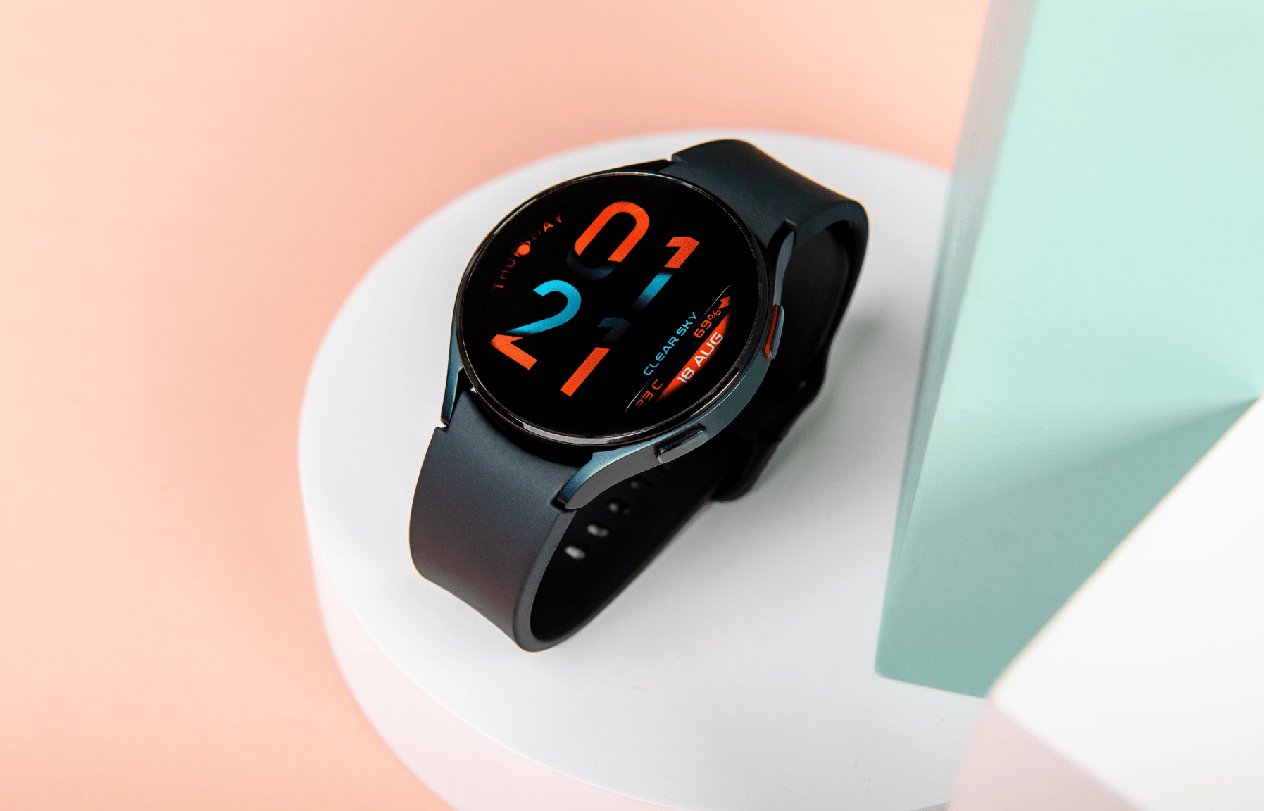 Reloj inteligente sobre una mesa representando el éxito de los productos electrónicos chinos en marketplaces