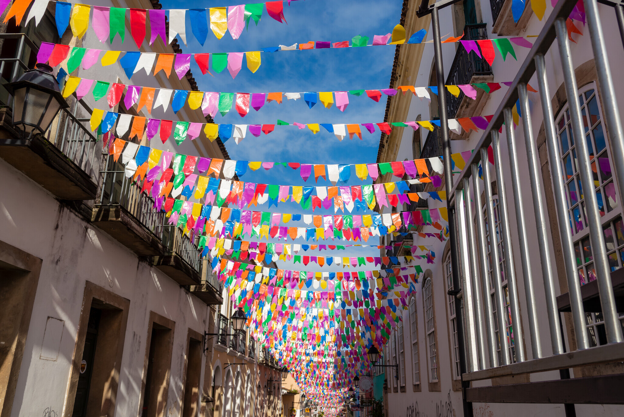 Rua enfeitada com bandeiras e bandeirolas juninas