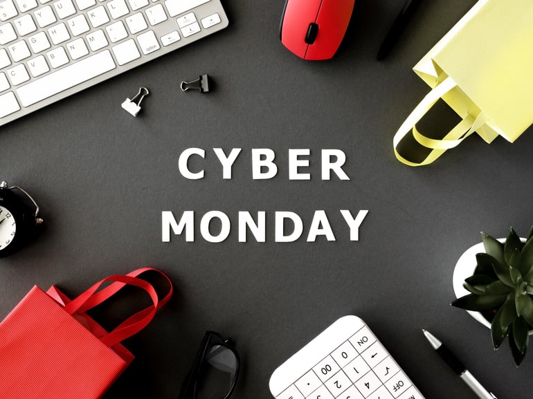 Sacolas de compras com teclado e mouse para Cyber Monday