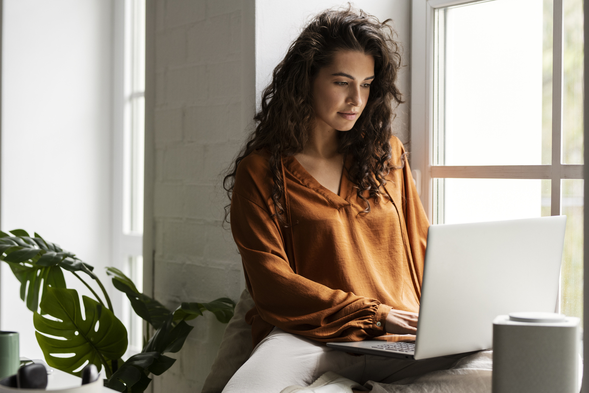 Vendedor analisando tendências em produtos para cabelo em um laptop