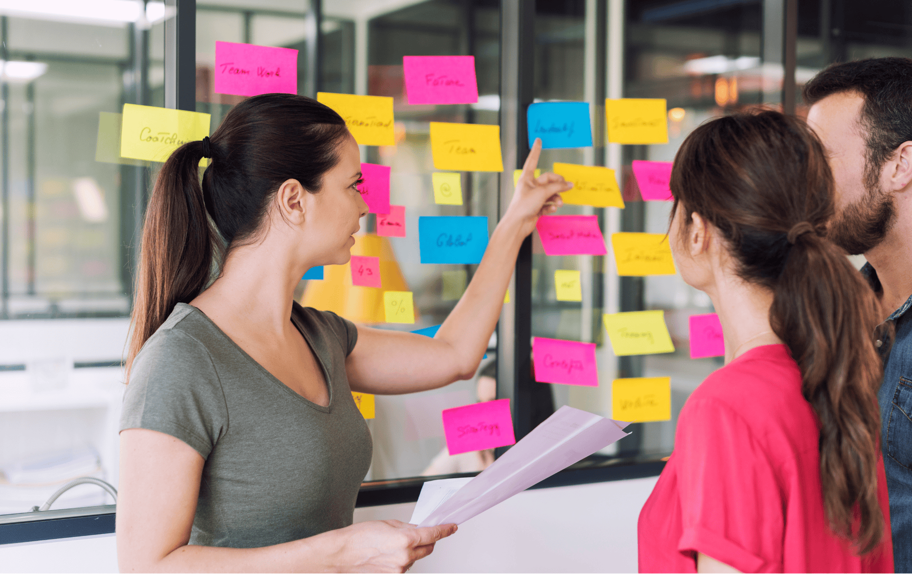 Tres vendedores con post it representando la planificación de las ventas online