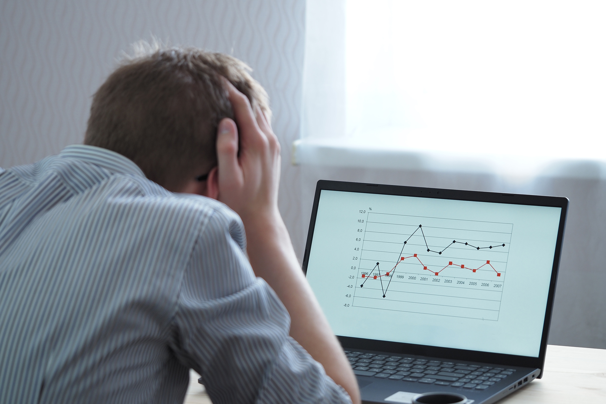 Vendedor analisando dados do seu negócio preocupado