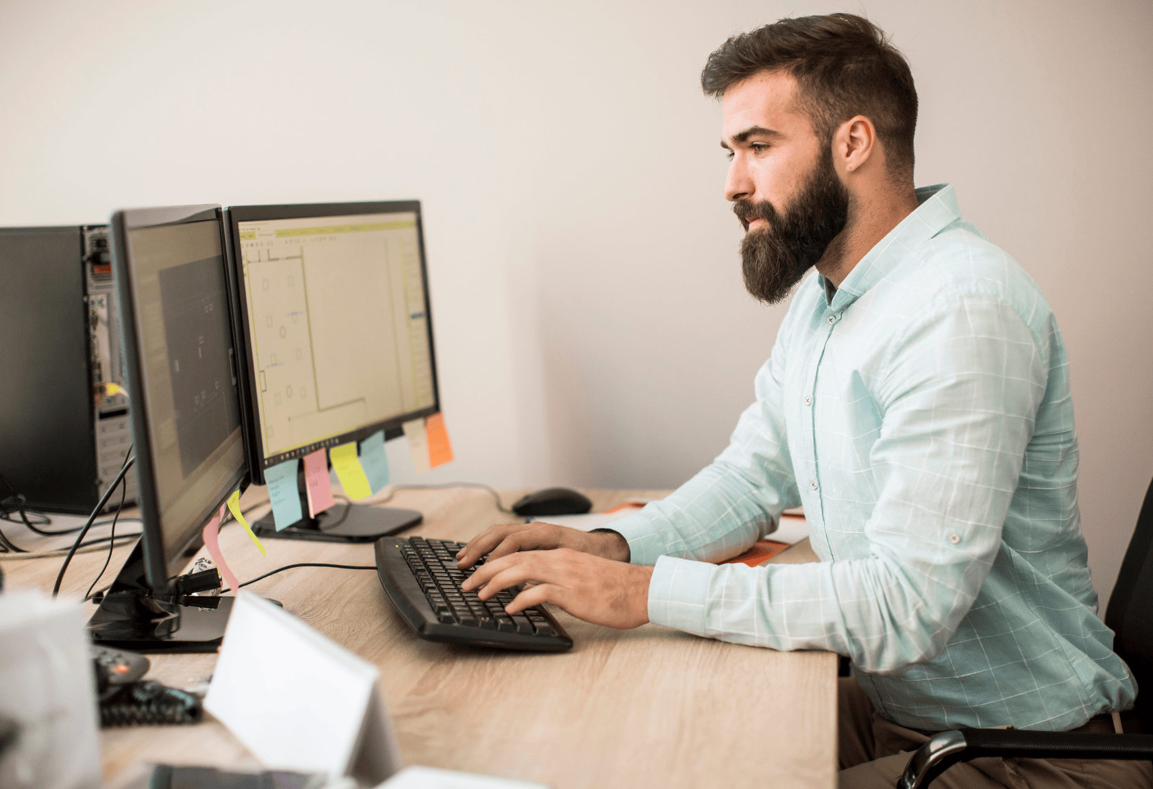 Vendedor de e-commerce trabajando con una computadora representando como la IA puede mejorar las ventas