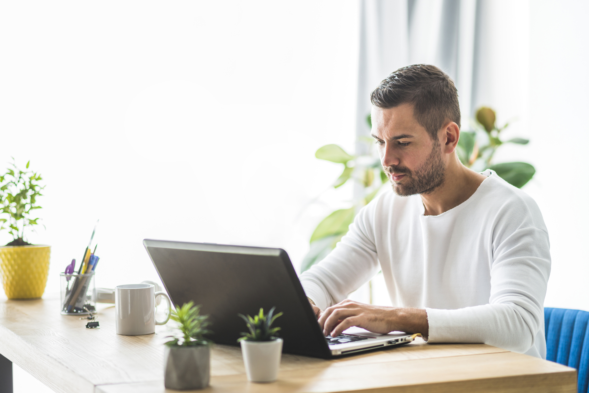 Vendedor estudando erros de precificação no e-commerce