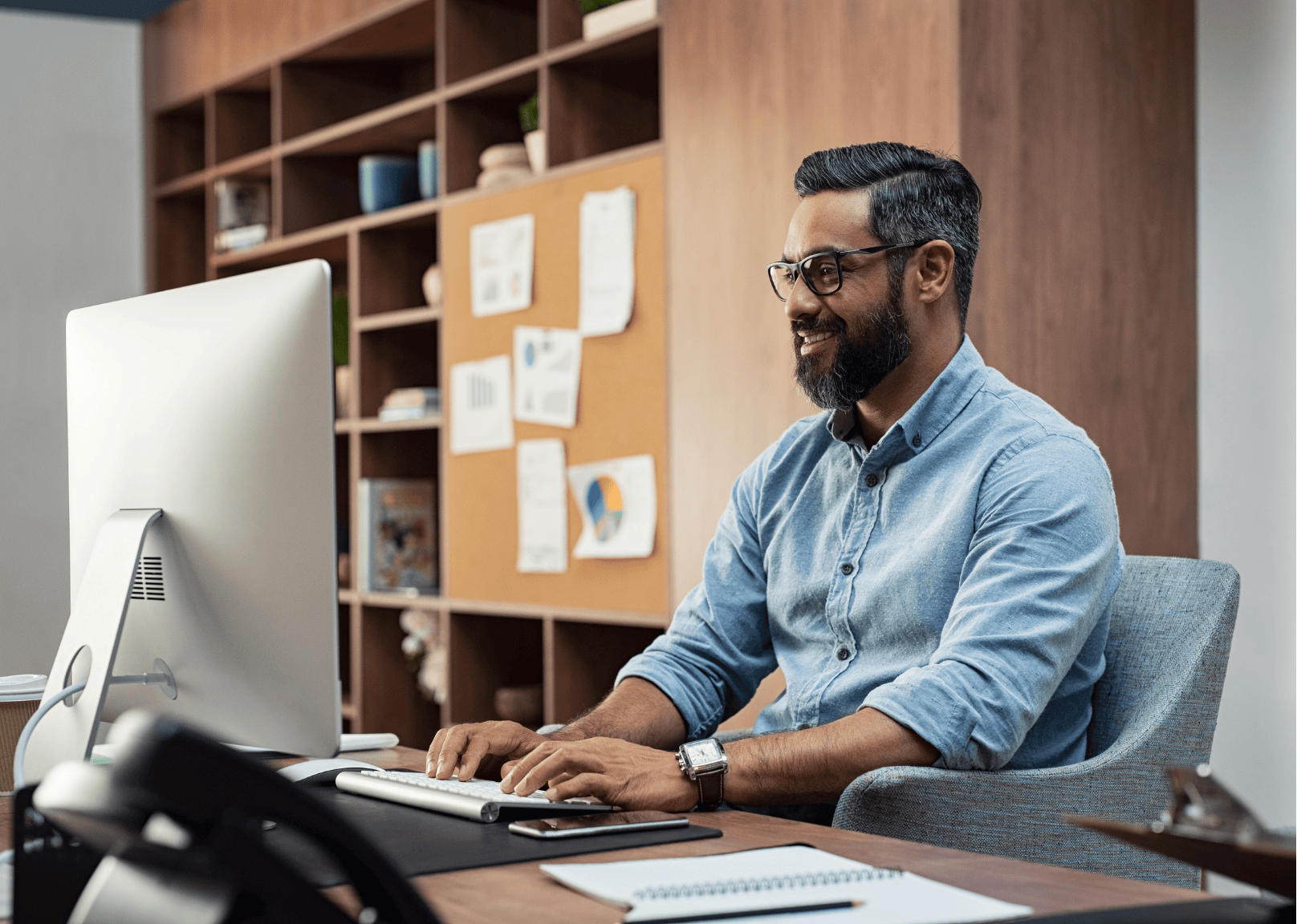 Vendedor trabajando en una computadora para evitar la cancelación de ventas