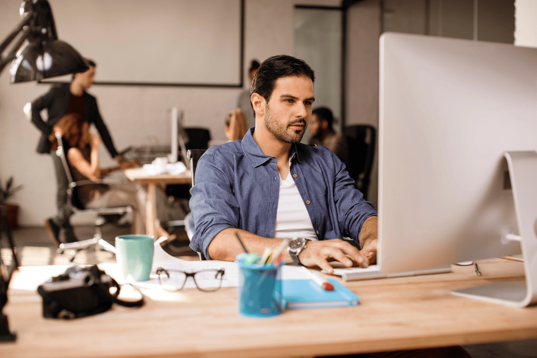 Vendedor trabajando en una computadora representando la aplicación de pruebas AB