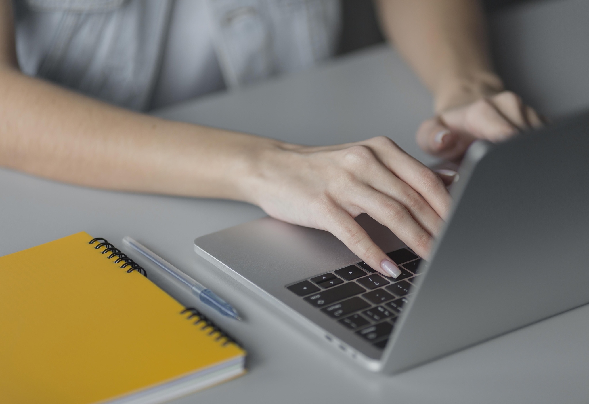 Vendedora analisando pontos fracos de seus concorrentes em um laptop