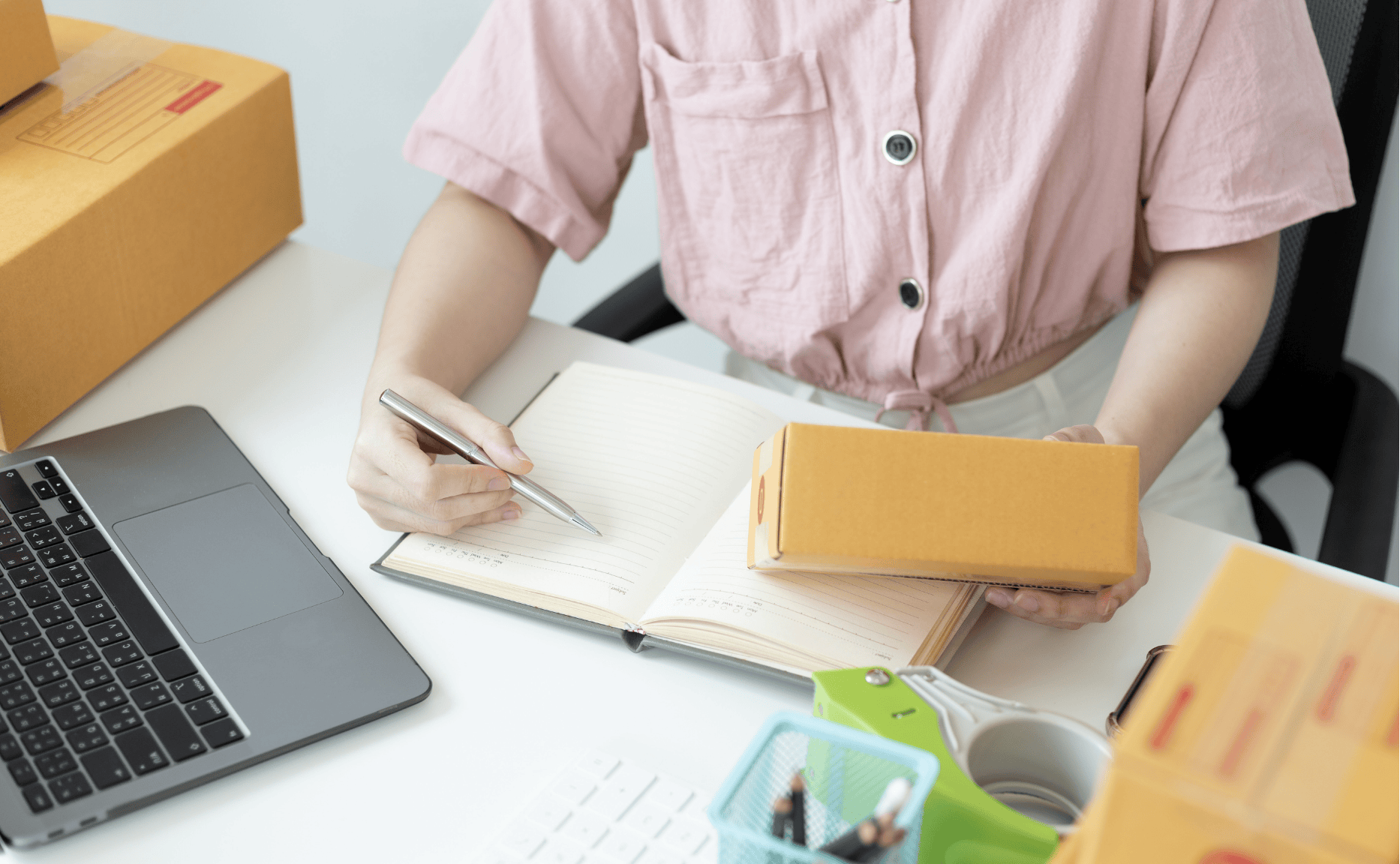 Vendedora analizando los envíos de su negocio representando las ventas de julio en Mercado Libre