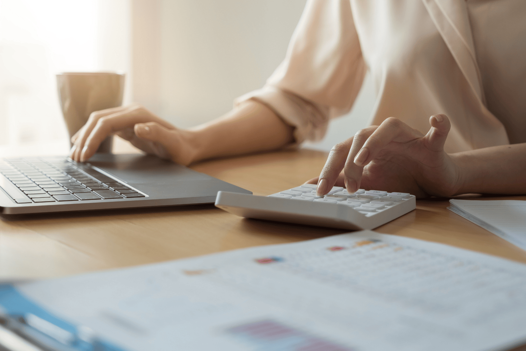 Vendedora calculando cuánto cuesta vender en Mercado Libre