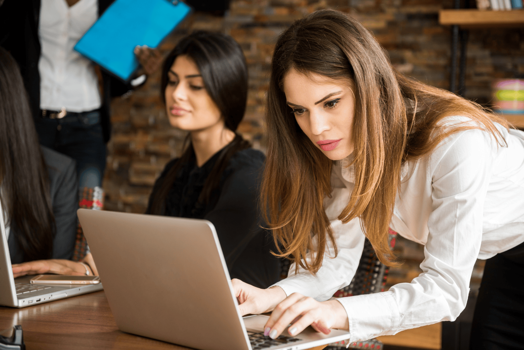 Vendedora de e-commerce analizando en una computadora las publicaciones