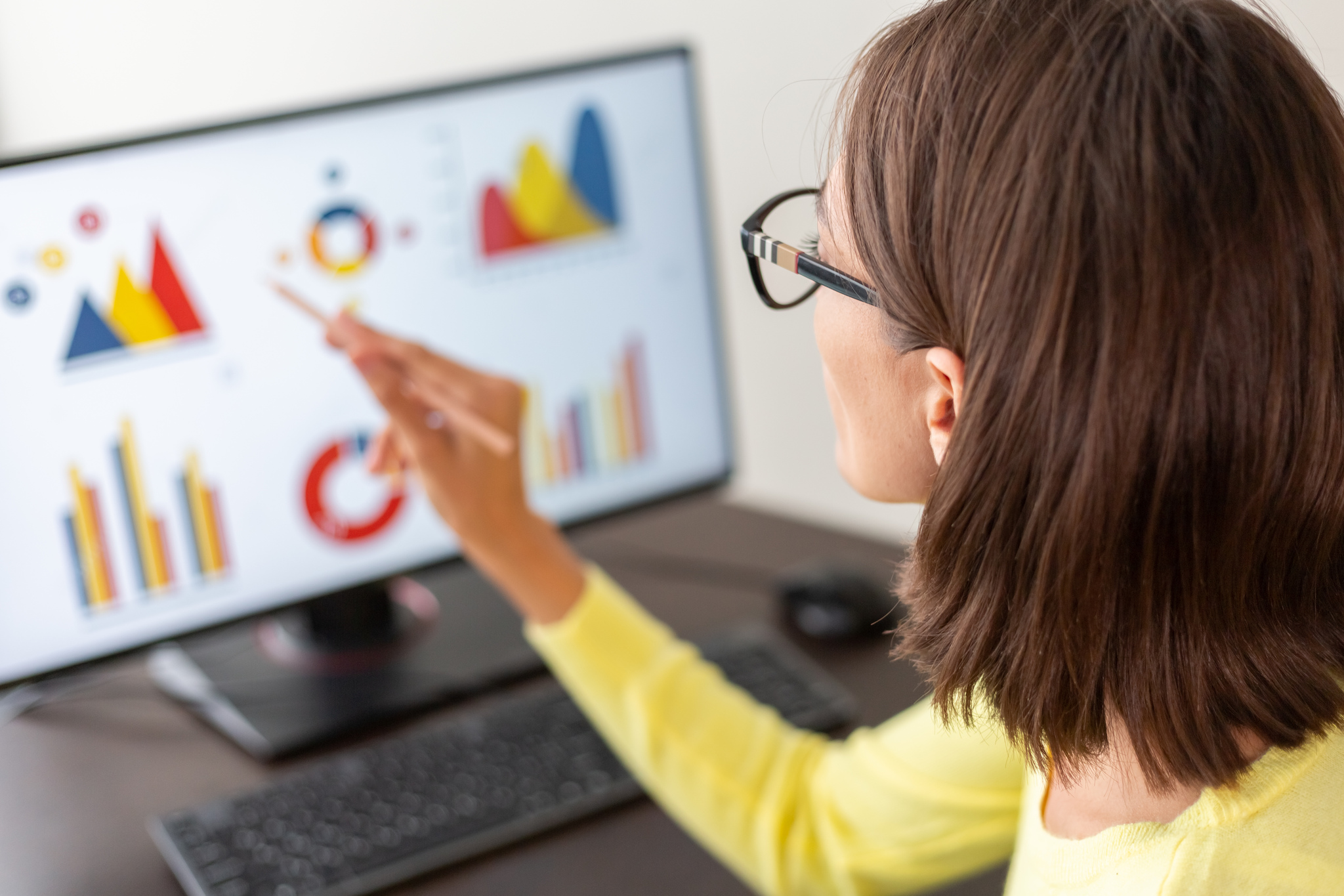 Vendedora do Mercado Livre analisando dados de seus anúncios