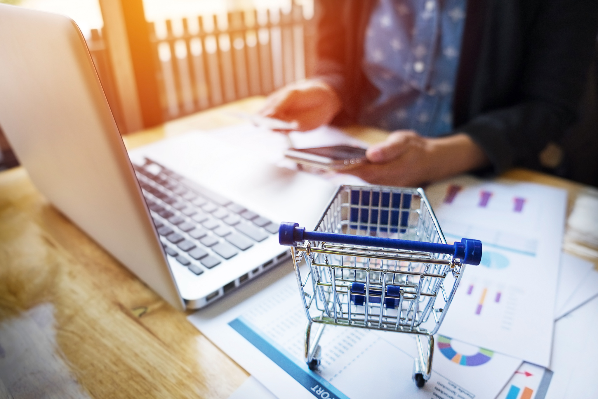 Vendedora do Mercado Livre calculando o custo de uma venda