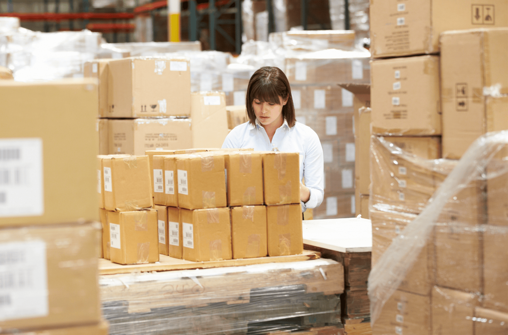 Vendedora entre cajas preparando las entregas de los productos más vendidos de junio en Mercado Libre