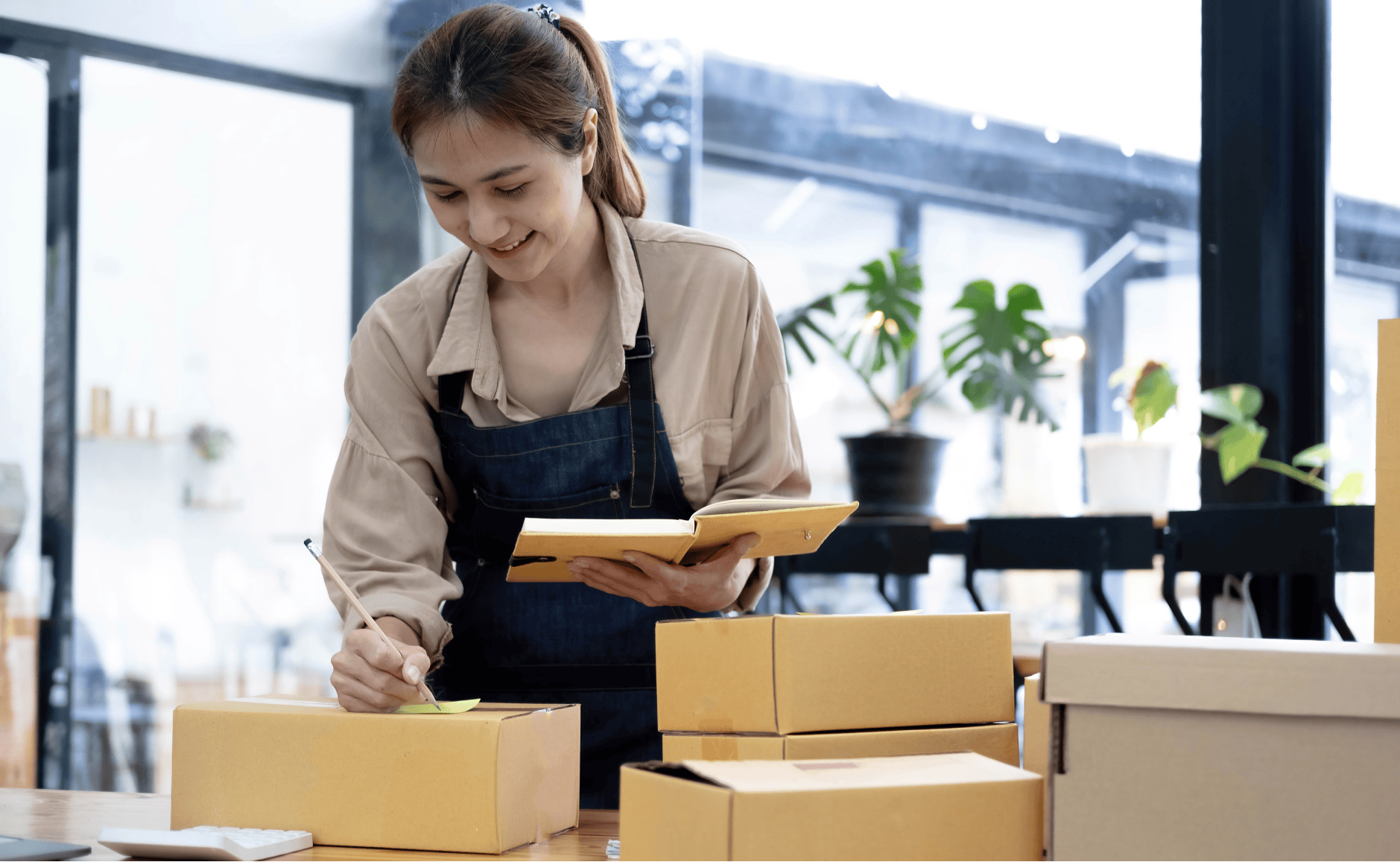 Vendedora preparando pedidos en representación de las ventas del cuarto trimestre