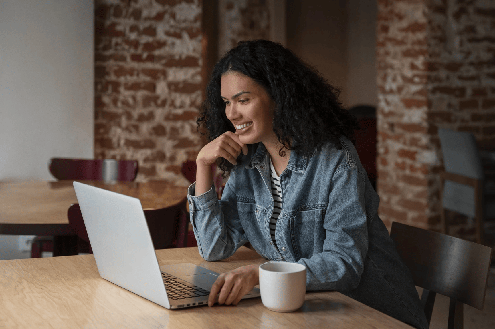 Vendedora trabajando con una computadora representando el uso de herramientas digitales para negocios