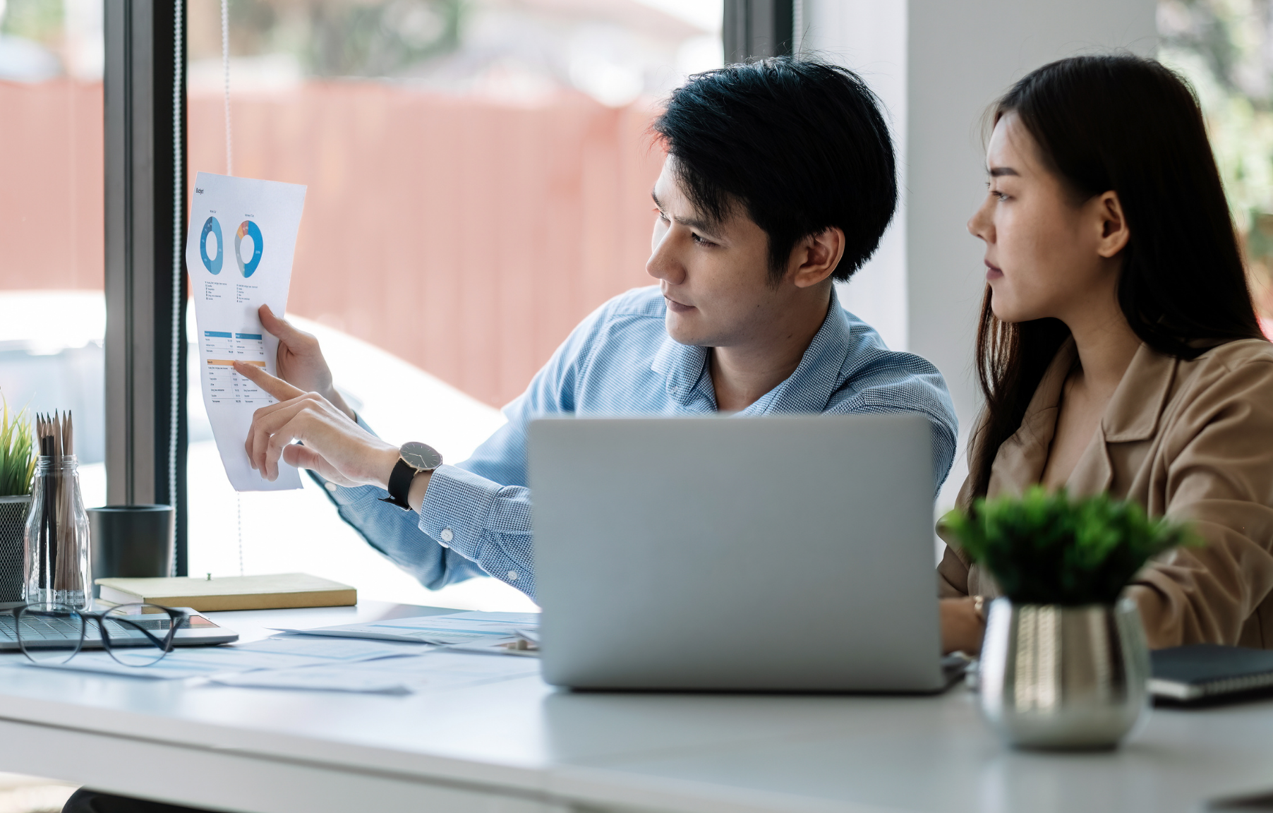 Vendedores monitoreando a sus competidores