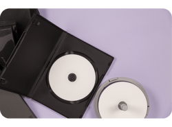 Vista superior de um DVD/Bluray em fundo violeta