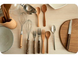 Vista superior de utensilios de cocina dispuestos sobre una superficie