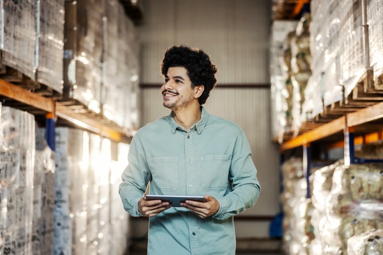 Top-sellers especialista em e-commerce caminhando por um estoque