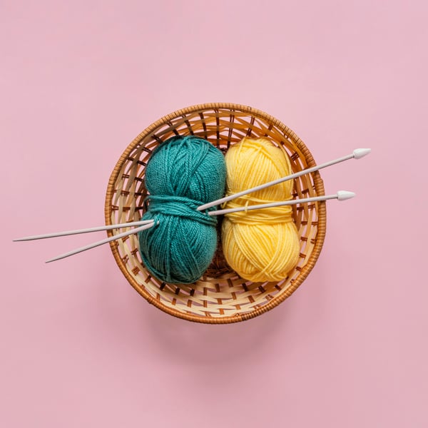 wool-and-knitting-needles-in-basket