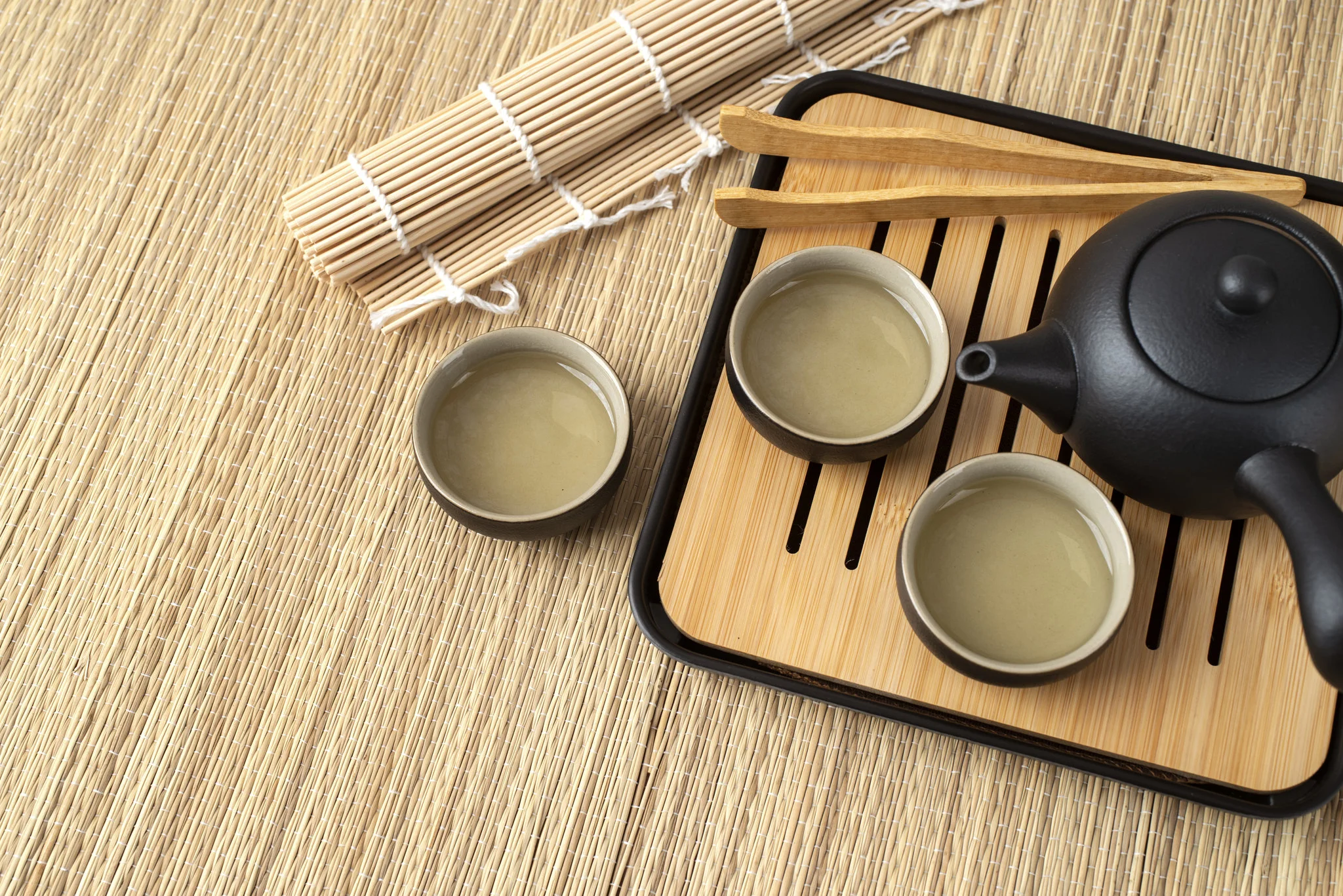 Esteira de bambu, hashi e conjunto de chá representando  produtos japoneses para vender online