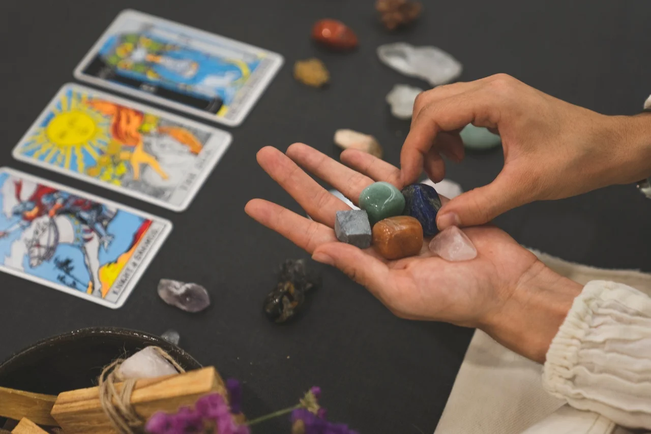 Astróloga segurando elementos de astrologia esotérica de pedras de energia