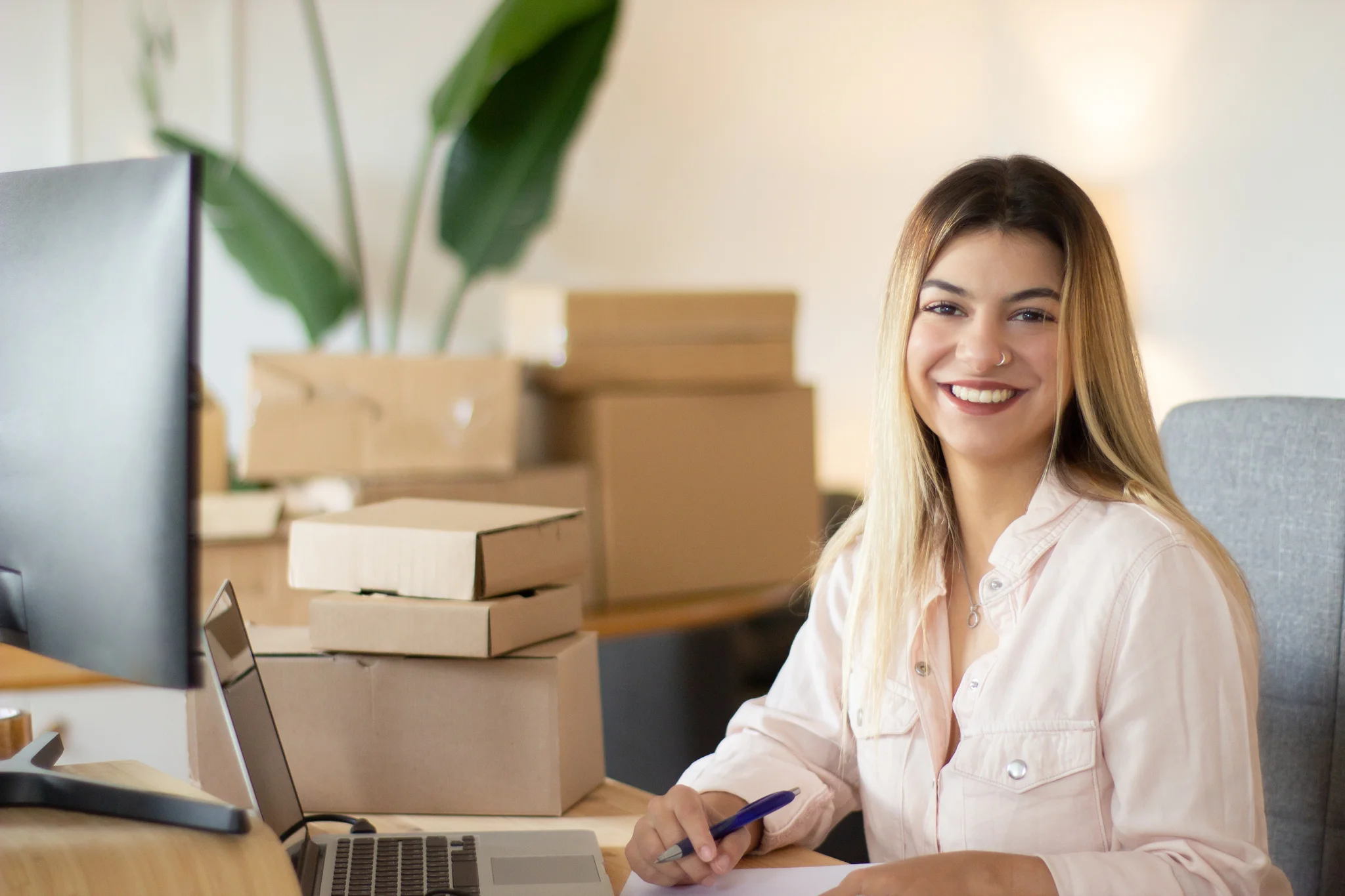 Vendedora de e-commerce pesquisando produtos de ticket baixo para vender online
