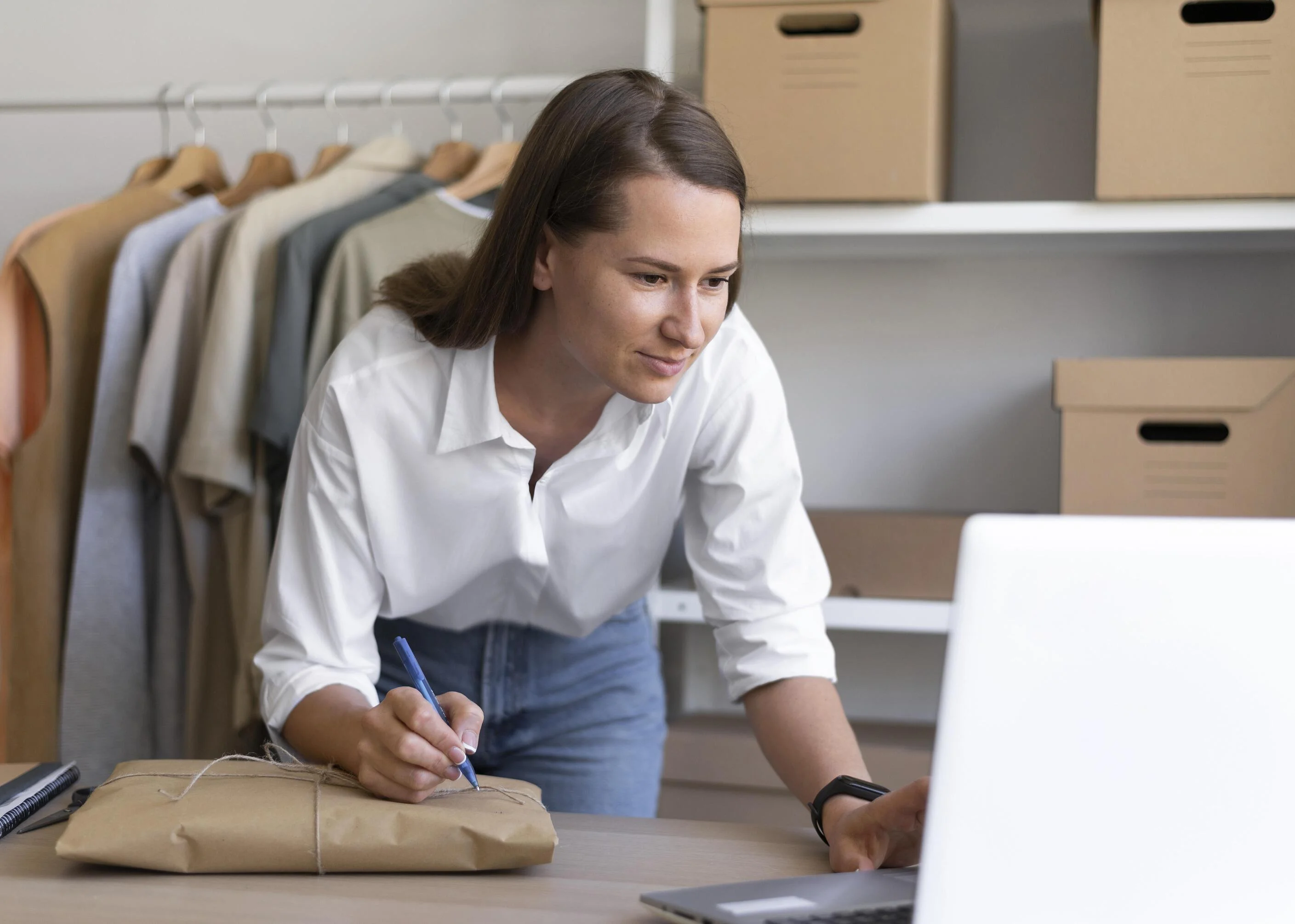 Vendedora preparando suas vendas online com antecedência